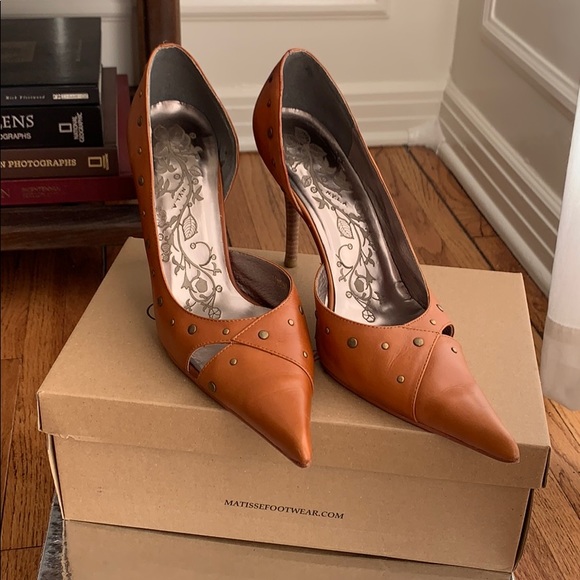 N.Y.L.A. Caramel Pumps - Picture 6 of 7